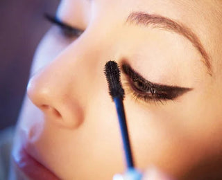 What Makes Heated Eyelash Curlers Different From Standard Curlers